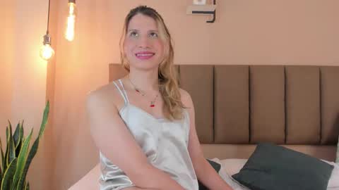 Snapshot of honeygray02 chatting on 10.15.25 honeygray02 online show from 10.15.25