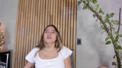 Snapshot of honeyhot69__ chatting on 12.06.24 Sofia independent model online show from 12.06.24