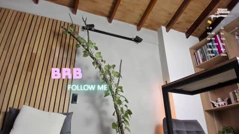 Snapshot of honeyhot69__ chatting on 12.13.24 Sofia independent model online show from 12.13.24