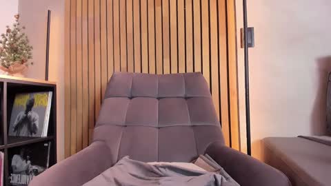 Snapshot of honeyhot69__ chatting on 12.18.24 Sofia independent model online show from 12.18.24