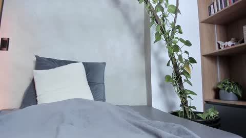 Snapshot of honeyhot69__ chatting on 12.24.24 Sofia independent model online show from 12.24.24