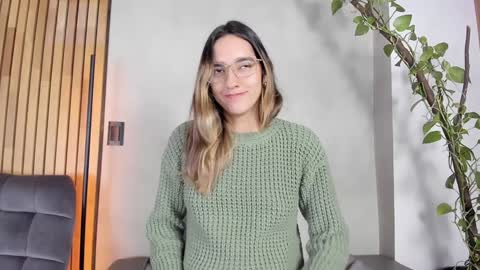 Snapshot of honeyhot69__ chatting on 12.26.24 Sofia independent model online show from 12.26.24