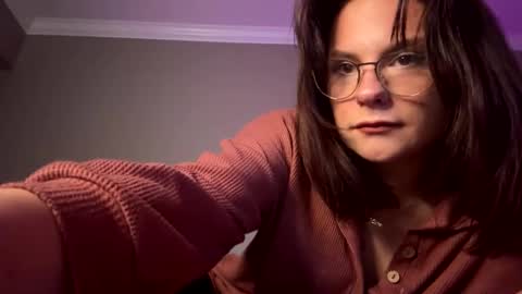 Snapshot of honeyobsessed chatting on 11.09.25 honeyobsessed online show from 11.09.25