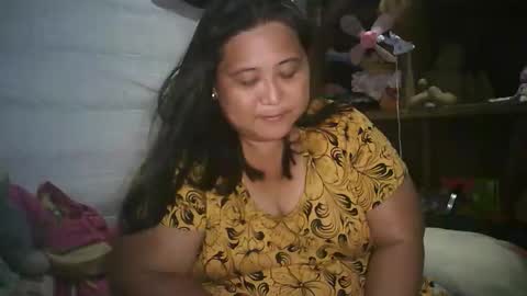 Snapshot of honeyvonz chatting on 12.14.25 Merry online show from 12.14.25