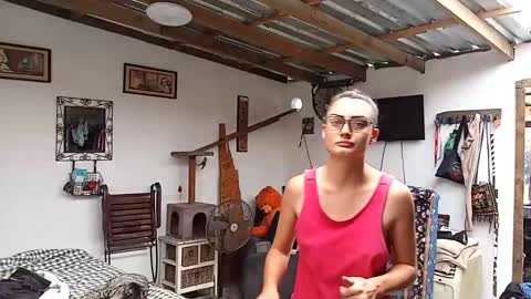 Snapshot of hornyhippies0080 chatting on 10.18.25 Nix D online show from 10.18.25