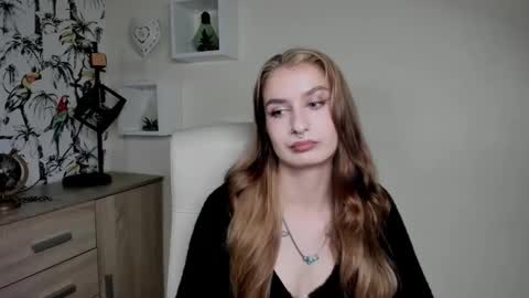 Snapshot of hot_1nina chatting on 10.08.25 NINA online show from 10.08.25