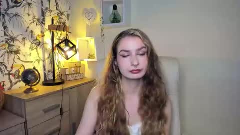 Snapshot of hot_1nina chatting on 11.06.25 NINA online show from 11.06.25