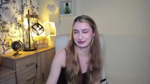 Snapshot of hot_1nina chatting on 11.12.25 NINA online show from 11.12.25