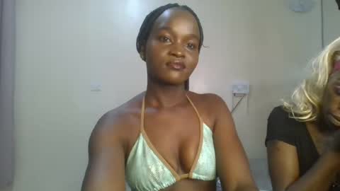 Snapshot of hot_petite12 chatting on 06.19.26 Petite online show from 06.19.26