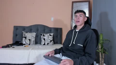 hot_twinks83 online show from 02.05.25
