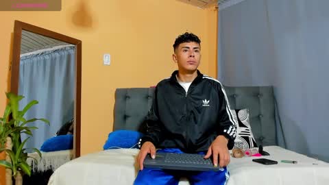 hot_twinks83 online show from 03.06.25