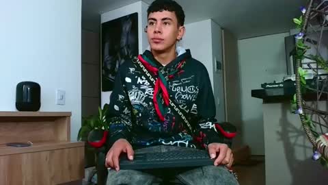 hot_twinks83 online show from 09.30.25
