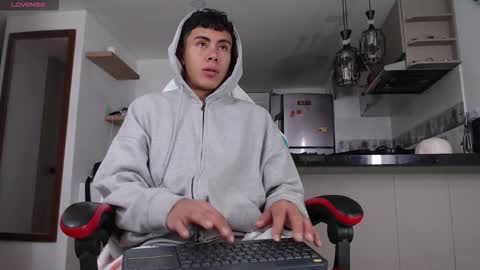 Snapshot of hot_twinks83 chatting on 10.13.25 hot_twinks83 online show from 10.13.25