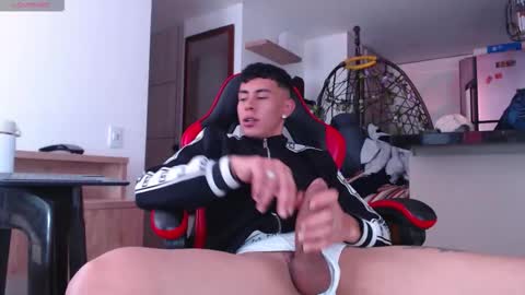 Snapshot of hot_twinks83 chatting on 10.18.25 hot_twinks83 online show from 10.18.25