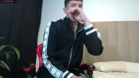 Snapshot of hot_twinks83 chatting on 11.14.25 hot_twinks83 online show from 11.14.25