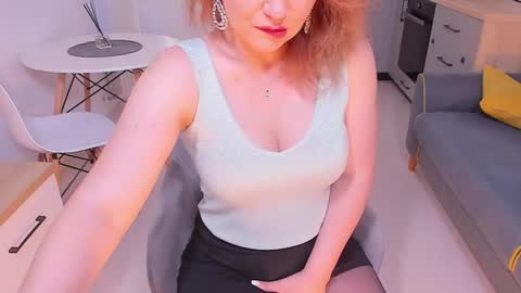 Snapshot of hotbabette chatting on 06.30.26 SweetBrendy online show from 06.30.26