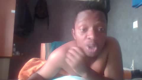 Snapshot of hotguyy001 chatting on 02.19.25 hotguyy001 online show from 02.19.25