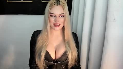 Snapshot of hotstellacumxxx chatting on 10.24.25 STELLA online show from 10.24.25