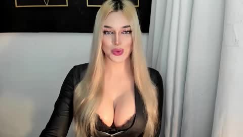 Snapshot of hotstellacumxxx chatting on 11.17.25 STELLA online show from 11.17.25