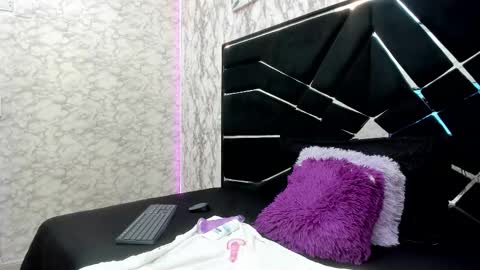 Snapshot of hottie_mia_ chatting on 12.20.25 hottie_mia_ online show from 12.20.25