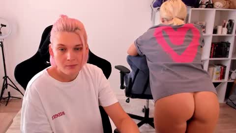 Snapshot of hottyblonds chatting on 10.03.25 Nessie and Jessie online show from 10.03.25