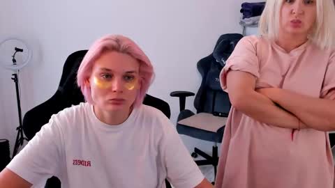 Snapshot of hottyblonds chatting on 10.04.25 Nessie and Jessie online show from 10.04.25