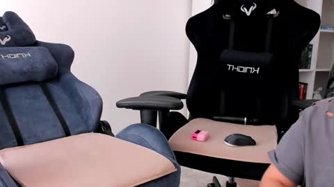 Snapshot of hottyblonds chatting on 10.09.25 Nessie and Jessie online show from 10.09.25