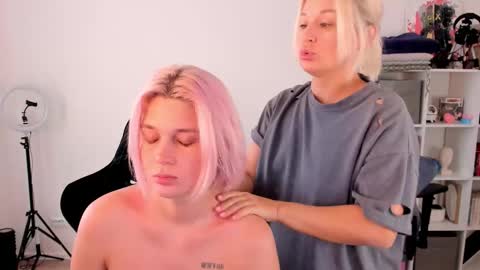 Snapshot of hottyblonds chatting on 10.10.25 Nessie and Jessie online show from 10.10.25