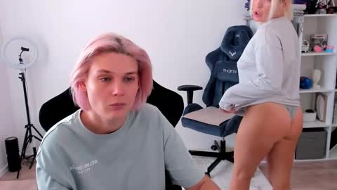 Snapshot of hottyblonds chatting on 10.11.25 Nessie and Jessie online show from 10.11.25