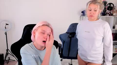 Snapshot of hottyblonds chatting on 10.12.25 Nessie and Jessie online show from 10.12.25