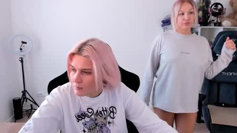 Snapshot of hottyblonds chatting on 10.18.25 Nessie and Jessie online show from 10.18.25