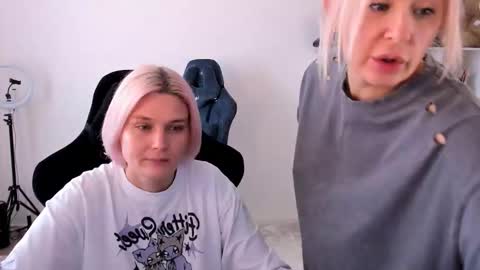 Snapshot of hottyblonds chatting on 10.19.25 Nessie and Jessie online show from 10.19.25