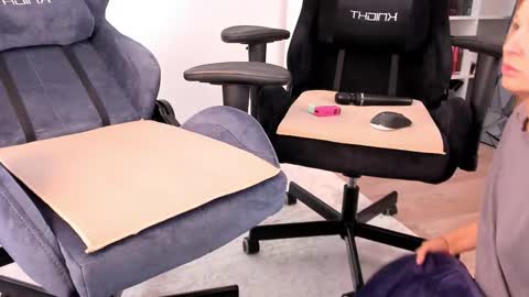 Snapshot of hottyblonds chatting on 10.25.25 Nessie and Jessie online show from 10.25.25