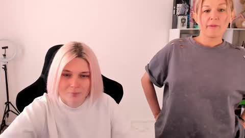 Snapshot of hottyblonds chatting on 10.31.25 Nessie and Jessie online show from 10.31.25