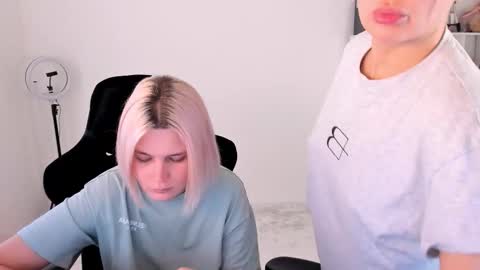 Snapshot of hottyblonds chatting on 11.08.25 Nessie and Jessie online show from 11.08.25