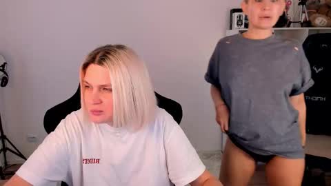 Nessie and Jessie online show from 12.21.25