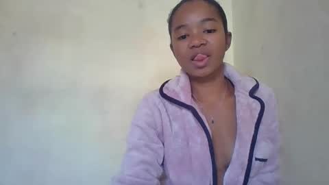 Snapshot of hotvanessa98 chatting on 05.17.26 hotvanessa98 online show from 05.17.26