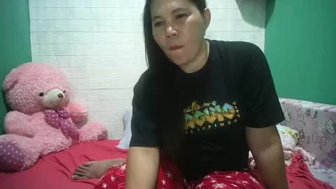 Snapshot of hotwetmommaxxx chatting on 12.02.24 hotwetmommaxxx online show from 12.02.24