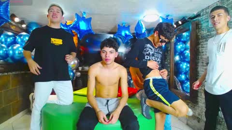 Snapshot of howents chatting on 12.04.24 HOWENTS online show from 12.04.24