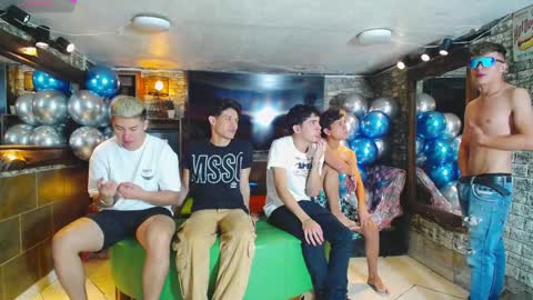 Snapshot of howents chatting on 12.14.24 HOWENTS online show from 12.14.24