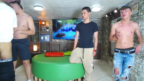 Snapshot of howents chatting on 12.31.24 HOWENTS online show from 12.31.24