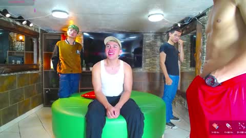 Snapshot of howents chatting on 01.12.25 HOWENTS online show from 01.12.25