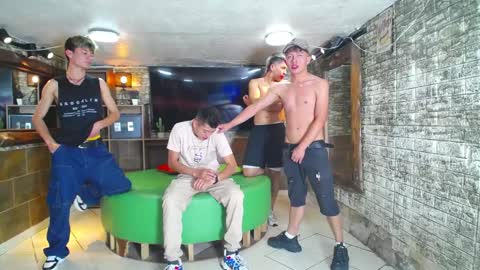 Snapshot of howents chatting on 01.13.25 HOWENTS online show from 01.13.25