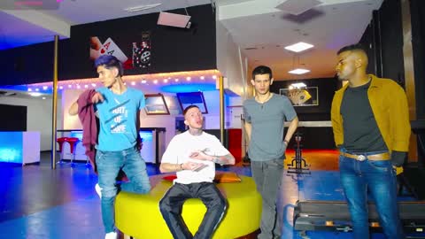 Snapshot of howents chatting on 01.25.25 HOWENTS online show from 01.25.25