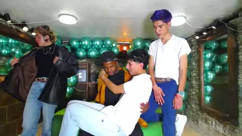 Snapshot of howents chatting on 01.29.25 HOWENTS online show from 01.29.25