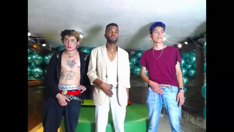 Snapshot of howents chatting on 02.01.25 HOWENTS online show from 02.01.25