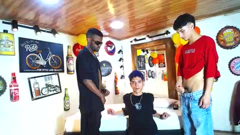 Snapshot of howents chatting on 02.02.25 HOWENTS online show from 02.02.25