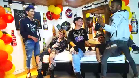 Snapshot of howents chatting on 02.04.25 HOWENTS online show from 02.04.25