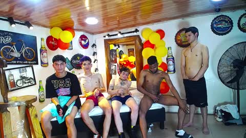 Snapshot of howents chatting on 02.04.25 HOWENTS online show from 02.04.25