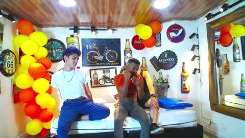 Snapshot of howents chatting on 02.08.25 HOWENTS online show from 02.08.25